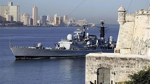 Tàu HMS Manchester tiến vào cảng Havana.